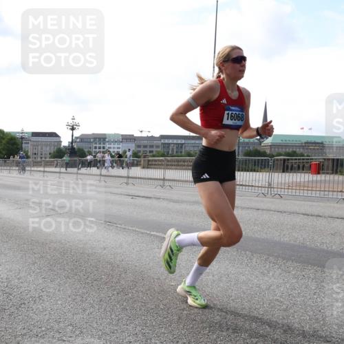 29.06.2025 - hella hamburg halbmarathon Lena Gebhardt http://msf.ph/oto/8415851 29.06.2025 09:40:22 Lombardsbrücke 16068, 34, 35, 52, 53, 54, 2144, 2659, 3720, 6380, 6530, 9151, 9255, 9447, 9475, 10650, 11210, 12678, 14302, 14717, 14933, 15495, 16068, 16120, 16245, 16988, 18930, 19075 meine-sportfotos.de