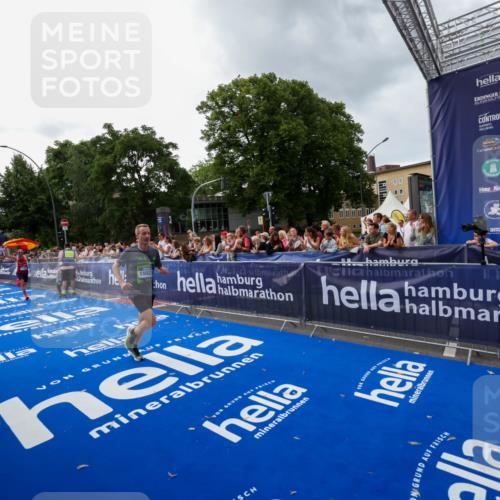 29.06.2025 - hella hamburg halbmarathon Zöllner http://msf.ph/oto/8415862 29.06.2025 10:27:02 Ziel 9079, 12641, 12992, 13780, 13956, 14828, 15023, 15671, 19050 meine-sportfotos.de