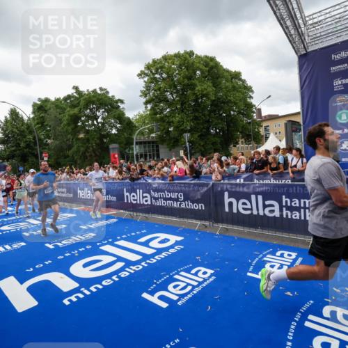 29.06.2025 - hella hamburg halbmarathon Zöllner http://msf.ph/oto/8415913 29.06.2025 10:49:37 Ziel 2516, 2592, 2596, 2889, 2937, 5705, 8437, 8689, 8813, 9038, 9649, 11340, 11679, 11977, 12094, 13233, 14562, 15392, 15857, 16114, 16592, 16738, 17001 meine-sportfotos.de