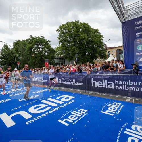 29.06.2025 - hella hamburg halbmarathon Zöllner http://msf.ph/oto/8415919 29.06.2025 10:49:37 Ziel 2516, 2592, 2596, 2889, 2937, 5705, 8437, 8689, 8813, 9038, 9649, 11340, 11679, 11977, 12094, 13233, 14562, 15392, 15857, 16114, 16592, 16738, 17001 meine-sportfotos.de