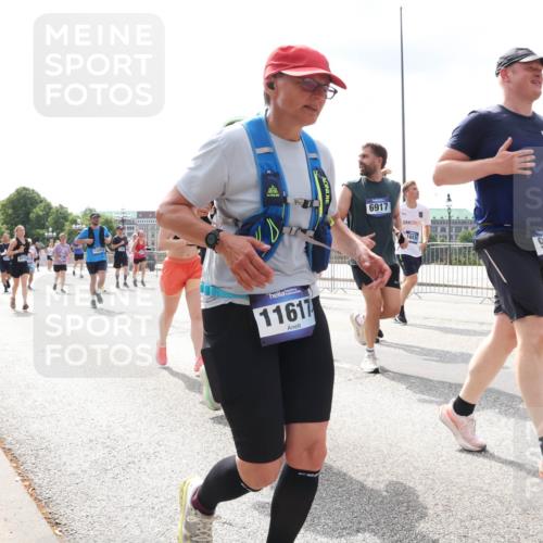 29.06.2025 - hella hamburg halbmarathon Lena Gebhardt http://msf.ph/oto/8415927 29.06.2025 10:42:19 Lombardsbrücke 14381, 6917, 16535, 11617, 1039, 1150, 1360, 1624, 1648, 1752, 1929, 1957, 1994, 2069, 2134, 2145, 2523, 2538, 2580, 2974, 3276, 3326, 3459, 3460, 3568, 3605, 3874, 4329, 4353, 4735, 4736, 4778, 4885, 4891, 4892, 5403, 5419, 5671, 5810, 6136, 6137, 6153, 6430, 6436, 6828, 6837, 6846, 6917, 7040, 7260, 7357, 7557, 7666, 7955, 8014, 8459, 8525, 8526, 8529, 8712, 8816, 8908, 9008, 9223, 9370, 9467, 9980, 10027, 10532, 10623 meine-sportfotos.de