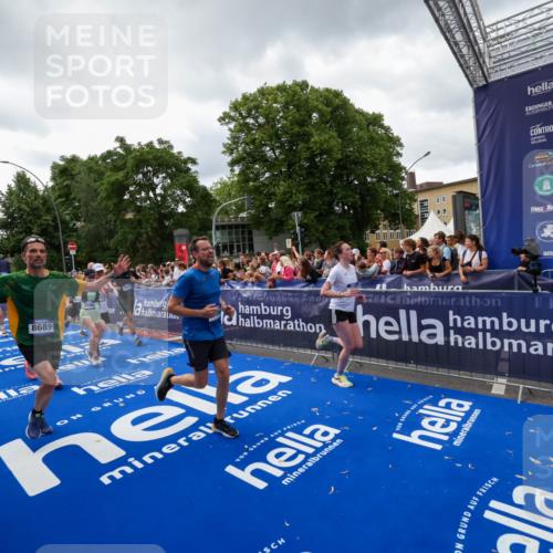 29.06.2025 - hella hamburg halbmarathon Zöllner http://msf.ph/oto/8415929 29.06.2025 10:49:38 Ziel 2504, 2516, 2592, 2596, 2889, 2937, 5705, 5978, 8437, 8689, 9038, 9463, 9649, 11340, 11679, 11977, 12094, 13233, 14562, 15392, 15857, 16114, 16592, 16738, 17001 meine-sportfotos.de