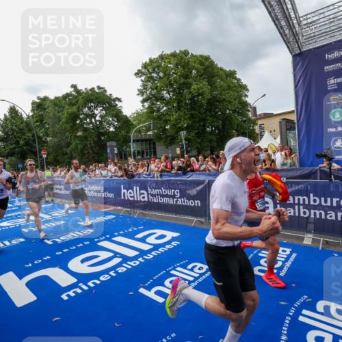 29.06.2025 - hella hamburg halbmarathon Zöllner http://msf.ph/oto/8415933 29.06.2025 10:27:05 Ziel 9079, 12641, 12992, 13780, 13956, 14828, 15671, 19050 meine-sportfotos.de
