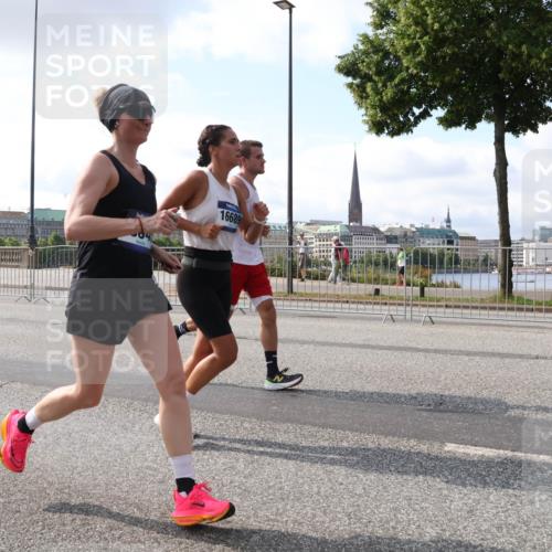 29.06.2025 - hella hamburg halbmarathon Lena Gebhardt http://msf.ph/oto/8415935 29.06.2025 09:50:56 Lombardsbrücke 16689, 1209, 1256, 1358, 1441, 1677, 1697, 1700, 1882, 1962, 2546, 2579, 2675, 2719, 3056, 3626, 3947, 4205, 4229, 4380, 4854, 4888, 4889, 4893, 5026, 5087, 5275, 5387, 5472, 5506, 5508, 5745, 5752, 5916, 6080, 6429, 6458, 6529, 6593, 6639, 6686, 6687, 7026, 7110, 7116, 7284, 7635, 8091, 8122, 8319, 8574, 8958, 8966, 9116, 9371, 9380, 9755, 9833, 10064, 10193, 10415, 10469, 10783, 10922, 11281, 11284, 11305, 11379, 12153 meine-sportfotos.de