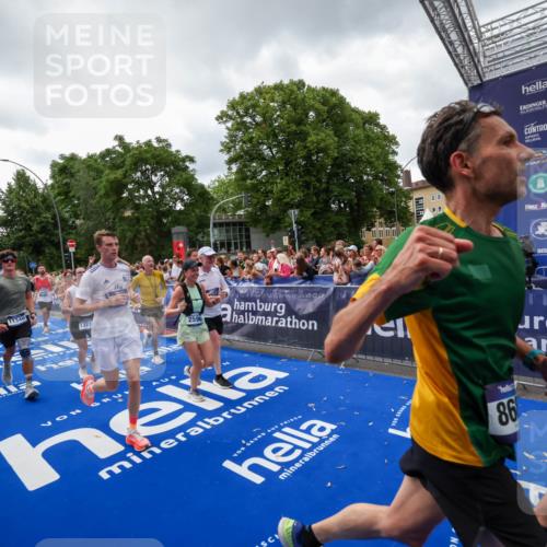 29.06.2025 - hella hamburg halbmarathon Zöllner http://msf.ph/oto/8415944 29.06.2025 10:49:39 Ziel 2504, 2516, 2592, 2596, 2889, 2937, 5705, 5978, 6115, 8689, 9038, 9463, 9649, 11340, 11679, 11977, 12094, 13233, 14562, 15392, 15857, 16114, 16592, 16738, 17001, 18058 meine-sportfotos.de