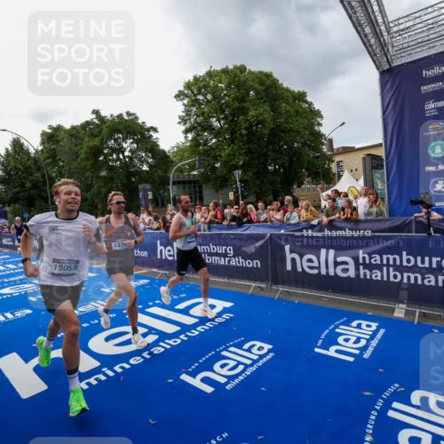 29.06.2025 - hella hamburg halbmarathon Zöllner http://msf.ph/oto/8415950 29.06.2025 10:27:06 Ziel 12641, 13780, 13956, 14828, 15671, 19050 meine-sportfotos.de