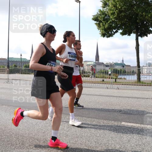 29.06.2025 - hella hamburg halbmarathon Lena Gebhardt http://msf.ph/oto/8415958 29.06.2025 09:50:56 Lombardsbrücke 100, 16689, 1209, 1256, 1358, 1441, 1677, 1697, 1700, 1882, 1962, 2546, 2579, 2675, 2719, 3056, 3626, 3947, 4205, 4229, 4380, 4854, 4888, 4889, 4893, 5026, 5087, 5275, 5387, 5472, 5506, 5508, 5745, 5752, 5916, 6080, 6429, 6458, 6529, 6593, 6639, 6686, 6687, 7026, 7110, 7116, 7284, 7635, 8091, 8122, 8319, 8574, 8958, 8966, 9116, 9371, 9380, 9755, 9833, 10064, 10193, 10415, 10469, 10783, 10922, 11281, 11284, 11305, 11379, 12153 meine-sportfotos.de