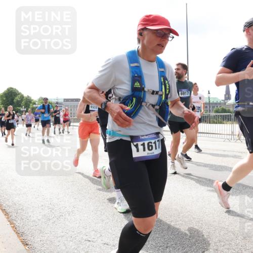 29.06.2025 - hella hamburg halbmarathon Lena Gebhardt http://msf.ph/oto/8415959 29.06.2025 10:42:19 Lombardsbrücke 14381, 1531, 11617, 6917, 1039, 1150, 1360, 1624, 1648, 1752, 1929, 1957, 1994, 2069, 2134, 2145, 2523, 2538, 2580, 2974, 3276, 3326, 3459, 3460, 3568, 3605, 3874, 4329, 4353, 4735, 4736, 4778, 4885, 4891, 4892, 5403, 5419, 5671, 5810, 6136, 6137, 6153, 6430, 6436, 6828, 6837, 6846, 6917, 7040, 7260, 7357, 7557, 7666, 7955, 8014, 8459, 8525, 8526, 8529, 8712, 8816, 8908, 9008, 9223, 9370, 9467, 9980, 10027, 10532, 10623 meine-sportfotos.de