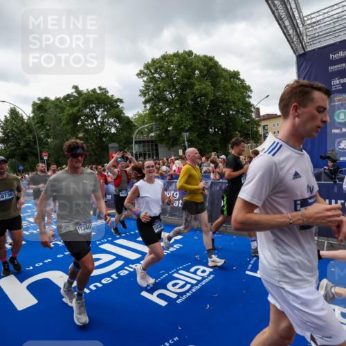29.06.2025 - hella hamburg halbmarathon Zöllner http://msf.ph/oto/8415964 29.06.2025 10:49:40 Ziel 2504, 2516, 2592, 2596, 2706, 2889, 2937, 5705, 5978, 6115, 9038, 9463, 9649, 11340, 11679, 11977, 13233, 14562, 15392, 15857, 16114, 16592, 16738, 16843, 17001, 18058, 18451 meine-sportfotos.de