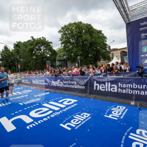 29.06.2025 - hella hamburg halbmarathon Zöllner http://msf.ph/oto/8415999 29.06.2025 10:49:43 Ziel 2504, 2706, 2937, 3060, 3543, 5894, 5978, 6115, 7332, 9038, 9463, 9619, 9649, 11679, 11977, 15392, 16843, 16877, 17001, 17282, 18058, 18451, 18926 meine-sportfotos.de