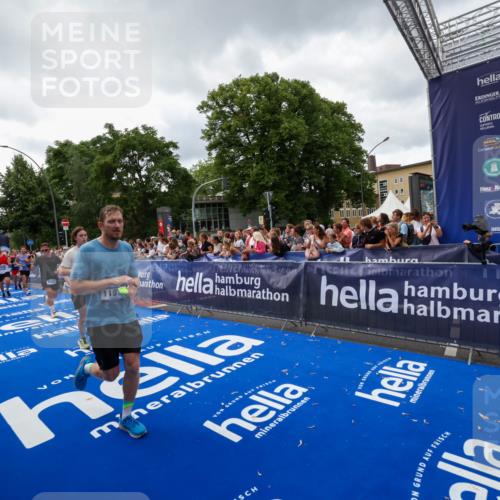 29.06.2025 - hella hamburg halbmarathon Zöllner http://msf.ph/oto/8416009 29.06.2025 10:49:44 Ziel 2504, 2706, 2937, 3060, 3543, 5894, 5978, 6115, 7332, 9463, 9551, 9619, 9723, 11977, 13159, 14794, 16843, 16877, 17282, 18058, 18451, 18926 meine-sportfotos.de