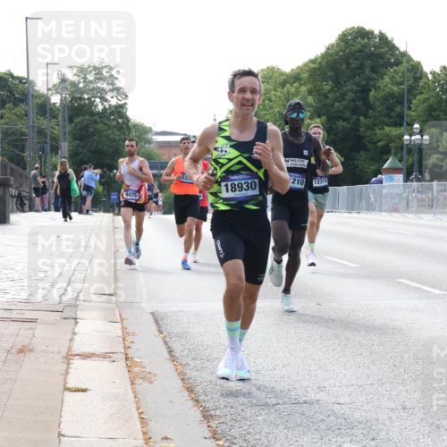 29.06.2025 - hella hamburg halbmarathon Lena Gebhardt http://msf.ph/oto/8416017 29.06.2025 09:40:27 Lombardsbrücke 9475, 18930, 210, 12373, 34, 35, 52, 53, 54, 2144, 2659, 3720, 5253, 6530, 6816, 9151, 9255, 9447, 9475, 10650, 11210, 11829, 12373, 12678, 14302, 14717, 15495, 16068, 16120, 16245, 16988, 18930, 19075 meine-sportfotos.de