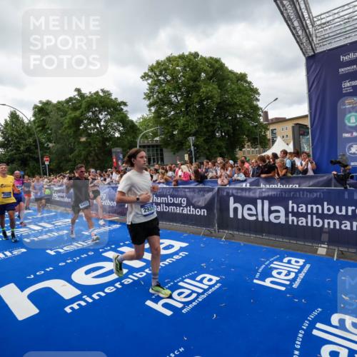 29.06.2025 - hella hamburg halbmarathon Zöllner http://msf.ph/oto/8416030 29.06.2025 10:49:45 Ziel 2504, 2706, 2937, 3060, 3543, 5894, 5978, 6115, 6125, 7332, 9463, 9551, 9619, 9723, 9924, 11977, 13159, 14794, 16843, 16877, 17282, 17753, 18058, 18451, 18926 meine-sportfotos.de