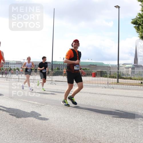 29.06.2025 - hella hamburg halbmarathon Lena Gebhardt http://msf.ph/oto/8416033 29.06.2025 10:05:09 Lombardsbrücke 3071, 6908, 7302, 1126, 1316, 1347, 1559, 1863, 2288, 2298, 2424, 2463, 2628, 2698, 3071, 3413, 3578, 4014, 4220, 4394, 4538, 4951, 5073, 6059, 6311, 6907, 6908, 7302, 7826, 8049, 8089, 8999, 9007, 9019, 9075, 9165, 9559, 9680, 10100, 10694, 11088, 11551, 11595, 11784, 12125, 12557, 13221, 13242, 13327, 13533, 13717, 14203, 15532, 16092, 16134, 16357, 16478, 16579, 16847, 16995, 17112, 17707, 17814, 17818, 18189, 18616, 18617, 19034 meine-sportfotos.de
