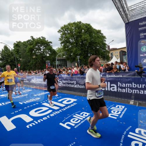 29.06.2025 - hella hamburg halbmarathon Zöllner http://msf.ph/oto/8416040 29.06.2025 10:49:45 Ziel 2504, 2706, 2937, 3060, 3543, 5894, 5978, 6115, 6125, 7332, 9463, 9551, 9619, 9723, 9924, 11977, 13159, 14794, 16843, 16877, 17282, 17753, 18058, 18451, 18926 meine-sportfotos.de