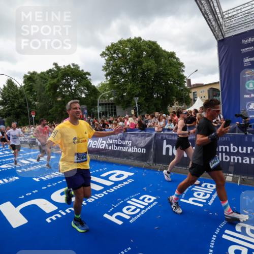 29.06.2025 - hella hamburg halbmarathon Zöllner http://msf.ph/oto/8416057 29.06.2025 10:49:46 Ziel 2504, 2706, 2937, 3060, 3543, 5894, 5978, 6115, 6125, 7332, 9463, 9551, 9619, 9723, 9924, 13159, 14794, 16843, 16877, 17282, 17753, 18058, 18451, 18926 meine-sportfotos.de