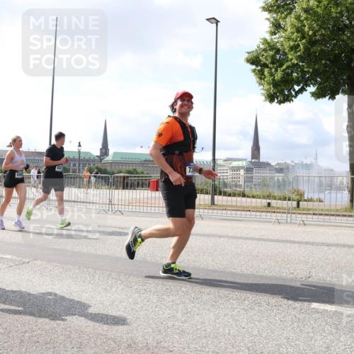 29.06.2025 - hella hamburg halbmarathon Lena Gebhardt http://msf.ph/oto/8416061 29.06.2025 10:05:10 Lombardsbrücke 3071, 73, 1126, 1316, 1559, 1863, 1981, 2288, 2298, 2424, 2463, 2628, 2698, 3071, 3413, 3578, 4014, 4220, 4394, 4538, 4951, 5073, 6059, 6907, 6908, 7302, 7826, 8049, 8089, 8999, 9007, 9019, 9075, 9165, 9559, 9680, 10100, 10694, 11088, 11551, 11595, 11784, 12125, 12557, 13221, 13242, 13327, 13533, 13717, 14203, 15532, 16092, 16134, 16357, 16478, 16579, 16847, 16995, 17112, 17707, 17814, 17818, 18189, 18616, 18617, 19034 meine-sportfotos.de