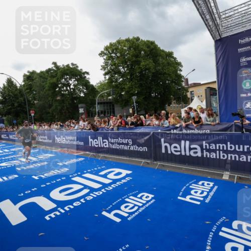 29.06.2025 - hella hamburg halbmarathon Zöllner http://msf.ph/oto/8416074 29.06.2025 10:27:16 Ziel 9097, 15583 meine-sportfotos.de