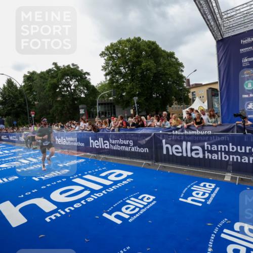 29.06.2025 - hella hamburg halbmarathon Zöllner http://msf.ph/oto/8416079 29.06.2025 10:27:16 Ziel 9097, 15583 meine-sportfotos.de