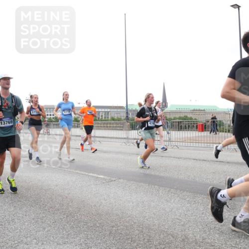29.06.2025 - hella hamburg halbmarathon Lena Gebhardt http://msf.ph/oto/8416090 29.06.2025 10:51:41 Lombardsbrücke 13769, 5717, 5716, 474, 1617, 1997, 2202, 2308, 2380, 2484, 2485, 2593, 2736, 2778, 3240, 3991, 4652, 4748, 4808, 4878, 5291, 5357, 5394, 5534, 5716, 5717, 6007, 6091, 6604, 6885, 6945, 6947, 6954, 6961, 7682, 7769, 7841, 7871, 7992, 8040, 8125, 8399, 8672, 9166, 9220, 9340, 9462, 9582, 9583, 9590, 9594, 9673, 9763, 10496, 10521, 10533, 10693, 10830, 11034, 11101, 11268, 11575, 11875, 12065 meine-sportfotos.de