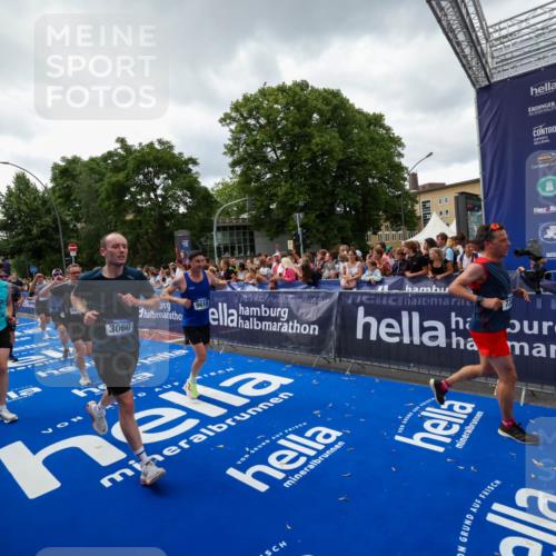 29.06.2025 - hella hamburg halbmarathon Zöllner http://msf.ph/oto/8416105 29.06.2025 10:49:49 Ziel 2706, 3060, 3543, 5894, 6125, 7332, 9200, 9551, 9619, 9723, 9924, 11975, 13159, 14794, 16800, 16843, 16877, 17282, 17753, 18451, 18926 meine-sportfotos.de