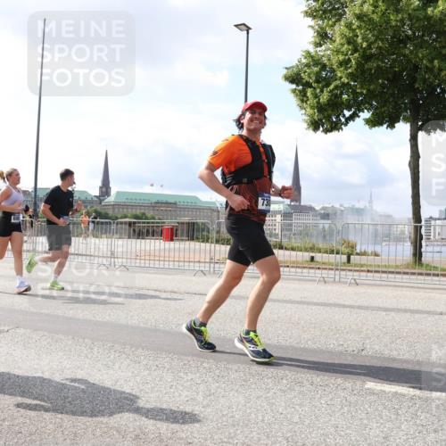 29.06.2025 - hella hamburg halbmarathon Lena Gebhardt http://msf.ph/oto/8416110 29.06.2025 10:05:10 Lombardsbrücke 3071, 730, 1126, 1316, 1559, 1863, 1981, 2288, 2298, 2424, 2463, 2628, 2698, 3071, 3413, 3578, 4014, 4220, 4394, 4538, 4951, 5073, 6059, 6907, 6908, 7302, 7826, 8049, 8089, 8999, 9007, 9019, 9075, 9165, 9559, 9680, 10100, 10694, 11088, 11551, 11595, 11784, 12125, 12557, 13221, 13242, 13327, 13533, 13717, 14203, 15532, 16092, 16134, 16357, 16478, 16579, 16847, 16995, 17112, 17707, 17814, 17818, 18189, 18616, 18617, 19034 meine-sportfotos.de