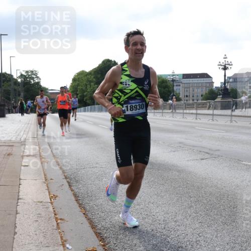 29.06.2025 - hella hamburg halbmarathon Lena Gebhardt http://msf.ph/oto/8416113 29.06.2025 09:40:28 Lombardsbrücke 5253, 18930, 34, 35, 52, 53, 54, 2144, 2659, 3720, 5253, 6530, 6816, 9151, 9255, 9447, 9475, 10650, 11210, 11829, 12373, 12678, 14302, 14717, 15495, 16068, 16120, 16245, 16988, 18930, 19075 meine-sportfotos.de