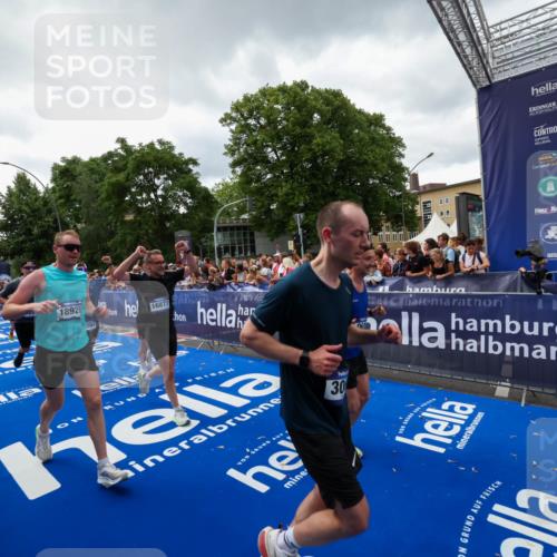 29.06.2025 - hella hamburg halbmarathon Zöllner http://msf.ph/oto/8416115 29.06.2025 10:49:50 Ziel 3060, 3543, 4017, 5460, 5894, 6125, 7332, 9126, 9200, 9551, 9619, 9723, 9924, 11975, 13159, 13463, 14794, 16800, 16877, 17282, 17753, 18926, 19122 meine-sportfotos.de