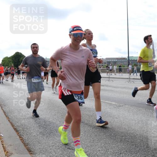 29.06.2025 - hella hamburg halbmarathon Lena Gebhardt http://msf.ph/oto/8416120 29.06.2025 10:17:41 Lombardsbrücke 17761, 36, 1218, 10677, 1015, 1083, 1204, 1274, 1458, 1477, 1622, 1641, 1749, 1795, 2094, 2259, 2305, 2548, 2860, 3138, 3292, 3464, 3466, 3802, 3803, 4194, 4218, 4852, 5002, 5004, 5023, 5290, 5611, 5733, 6126, 6128, 6254, 6336, 6352, 6520, 6522, 6786, 7011, 7258, 7291, 7410, 7413, 7445, 7566, 7647, 7844, 7945, 8128, 8144, 8210, 8253, 8309, 8351, 8433, 8607, 8799, 8895, 9152, 9259, 9400, 9734, 9798, 9848, 9964, 10174, 10509 meine-sportfotos.de