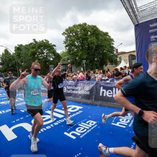 29.06.2025 - hella hamburg halbmarathon Zöllner http://msf.ph/oto/8416122 29.06.2025 10:49:50 Ziel 3060, 3543, 4017, 5460, 5894, 6125, 7332, 9126, 9200, 9551, 9619, 9723, 9924, 11975, 13159, 13463, 14794, 16800, 16877, 17282, 17753, 18926, 19122 meine-sportfotos.de