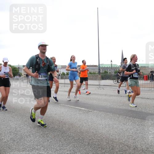 29.06.2025 - hella hamburg halbmarathon Lena Gebhardt http://msf.ph/oto/8416128 29.06.2025 10:51:42 Lombardsbrücke 6961, 7841, 13769, 474, 1617, 1997, 2202, 2308, 2380, 2484, 2485, 2593, 2736, 2778, 3240, 3991, 4606, 4652, 4748, 4808, 4878, 5291, 5357, 5394, 5534, 5716, 5717, 6007, 6091, 6604, 6885, 6945, 6947, 6954, 6961, 7682, 7769, 7841, 7871, 7992, 8040, 8125, 8399, 8621, 8672, 9220, 9340, 9462, 9582, 9583, 9590, 9594, 9673, 9763, 10496, 10521, 10533, 10693, 10830, 11034, 11101, 11268, 11575, 11875, 12065 meine-sportfotos.de