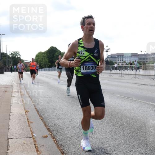 29.06.2025 - hella hamburg halbmarathon Lena Gebhardt http://msf.ph/oto/8416134 29.06.2025 09:40:29 Lombardsbrücke 18930, 34, 35, 52, 54, 2144, 2659, 3720, 5253, 6530, 6816, 9151, 9255, 9447, 9475, 10650, 11210, 11829, 12373, 12678, 14302, 14717, 15495, 16068, 16120, 16245, 16988, 18930, 19075 meine-sportfotos.de