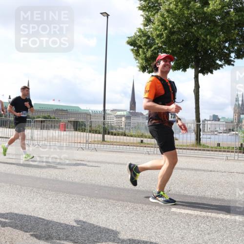 29.06.2025 - hella hamburg halbmarathon Lena Gebhardt http://msf.ph/oto/8416138 29.06.2025 10:05:10 Lombardsbrücke 3071, 30, 730, 1126, 1316, 1559, 1863, 1981, 2288, 2298, 2424, 2463, 2628, 2698, 3071, 3413, 3578, 4014, 4220, 4394, 4538, 4951, 5073, 6059, 6907, 6908, 7302, 7826, 8049, 8089, 8999, 9007, 9019, 9075, 9165, 9559, 9680, 10100, 10694, 11088, 11551, 11595, 11784, 12125, 12557, 13221, 13242, 13327, 13533, 13717, 14203, 15532, 16092, 16134, 16357, 16478, 16579, 16847, 16995, 17112, 17707, 17814, 17818, 18189, 18616, 18617, 19034 meine-sportfotos.de