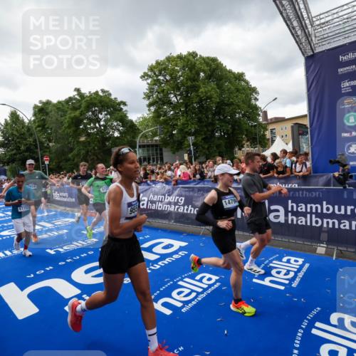 29.06.2025 - hella hamburg halbmarathon Zöllner http://msf.ph/oto/8416152 29.06.2025 10:49:52 Ziel 3543, 4017, 5460, 5894, 6125, 8455, 9126, 9200, 9551, 9597, 9723, 9924, 11975, 13159, 13463, 14794, 16800, 17282, 17753, 19109, 19122 meine-sportfotos.de