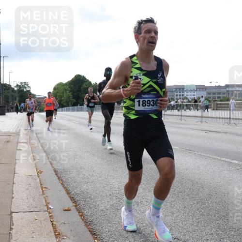 29.06.2025 - hella hamburg halbmarathon Lena Gebhardt http://msf.ph/oto/8416154 29.06.2025 09:40:29 Lombardsbrücke 12373, 18930, 34, 35, 52, 54, 2144, 2659, 3720, 5253, 6530, 6816, 9151, 9255, 9447, 9475, 10650, 11210, 11829, 12373, 12678, 14302, 14717, 15495, 16068, 16120, 16245, 16988, 18930, 19075 meine-sportfotos.de