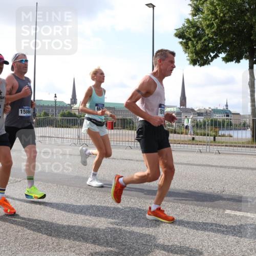 29.06.2025 - hella hamburg halbmarathon Lena Gebhardt http://msf.ph/oto/8416159 29.06.2025 09:50:58 Lombardsbrücke 15873, 6630, 15866, 181, 1209, 1256, 1358, 1441, 1677, 1697, 1700, 1882, 1962, 2546, 2579, 2675, 2719, 3056, 3626, 3947, 4205, 4229, 4380, 4854, 4888, 4889, 4893, 5026, 5087, 5275, 5387, 5472, 5506, 5508, 5745, 5752, 5916, 6080, 6429, 6529, 6593, 6639, 6686, 6687, 6721, 6901, 7026, 7110, 7116, 7284, 7635, 8091, 8122, 8319, 8574, 8958, 8966, 9262, 9313, 9371, 9380, 9755, 9833, 10064, 10193, 10415, 10469, 10783, 10922, 11281, 11284, 11305, 11907, 12153 meine-sportfotos.de