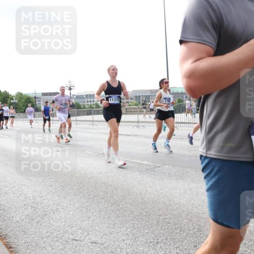 29.06.2025 - hella hamburg halbmarathon Lena Gebhardt http://msf.ph/oto/8416160 29.06.2025 10:17:42 Lombardsbrücke 11372, 12031, 17761, 625, 1015, 1083, 1159, 1160, 1204, 1274, 1458, 1477, 1622, 1641, 1749, 1795, 2094, 2259, 2305, 2548, 2860, 3138, 3292, 3464, 3466, 3802, 3803, 4194, 4218, 4852, 5002, 5004, 5023, 5290, 5611, 5733, 6126, 6128, 6254, 6336, 6352, 6520, 6522, 6786, 7011, 7258, 7291, 7410, 7413, 7445, 7566, 7647, 7844, 7945, 8128, 8144, 8210, 8309, 8351, 8433, 8607, 8799, 8895, 9152, 9259, 9400, 9734, 9798, 9848, 9964, 10174, 10509 meine-sportfotos.de
