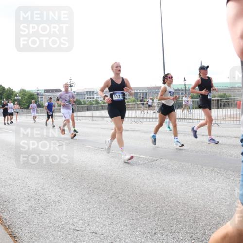29.06.2025 - hella hamburg halbmarathon Lena Gebhardt http://msf.ph/oto/8416173 29.06.2025 10:17:42 Lombardsbrücke 11372, 1015, 1083, 1159, 1160, 1204, 1274, 1458, 1477, 1622, 1641, 1749, 1795, 2094, 2259, 2305, 2548, 2860, 3138, 3292, 3464, 3466, 3802, 3803, 4194, 4218, 4852, 5002, 5004, 5023, 5290, 5611, 5733, 6126, 6128, 6254, 6336, 6352, 6520, 6522, 6786, 7011, 7258, 7291, 7410, 7413, 7445, 7566, 7647, 7844, 7945, 8128, 8144, 8210, 8309, 8351, 8433, 8607, 8799, 8895, 9152, 9259, 9400, 9734, 9798, 9848, 9964, 10174, 10509 meine-sportfotos.de