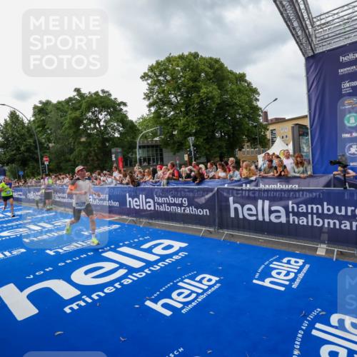 29.06.2025 - hella hamburg halbmarathon Zöllner http://msf.ph/oto/8416188 29.06.2025 10:27:22 Ziel 14019, 15136, 15576, 15583, 18037, 18124 meine-sportfotos.de