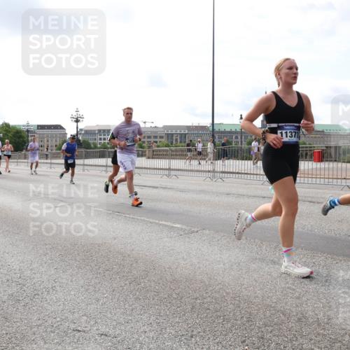29.06.2025 - hella hamburg halbmarathon Lena Gebhardt http://msf.ph/oto/8416190 29.06.2025 10:17:43 Lombardsbrücke 1274, 11372, 1015, 1159, 1160, 1204, 1274, 1458, 1477, 1622, 1641, 1749, 1795, 2094, 2259, 2305, 2548, 2860, 3138, 3292, 3802, 3803, 4194, 4218, 4852, 5002, 5004, 5290, 5611, 5733, 6126, 6128, 6254, 6336, 6352, 6520, 6522, 6786, 7011, 7094, 7258, 7291, 7410, 7413, 7445, 7566, 7641, 7647, 7649, 7844, 7945, 8128, 8144, 8210, 8309, 8351, 8433, 8607, 8799, 8895, 9152, 9259, 9400, 9717, 9734, 9798, 9848, 9964, 10174, 10332, 10509 meine-sportfotos.de