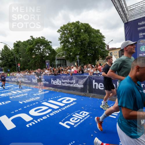 29.06.2025 - hella hamburg halbmarathon Zöllner http://msf.ph/oto/8416203 29.06.2025 10:49:54 Ziel 2540, 4017, 5460, 6125, 8455, 9126, 9200, 9491, 9597, 9924, 11975, 12527, 13463, 16800, 16887, 17753, 19109, 19122 meine-sportfotos.de