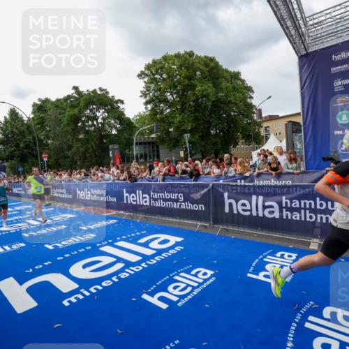 29.06.2025 - hella hamburg halbmarathon Zöllner http://msf.ph/oto/8416215 29.06.2025 10:27:23 Ziel 14019, 15136, 15576, 15583, 18037, 18124 meine-sportfotos.de