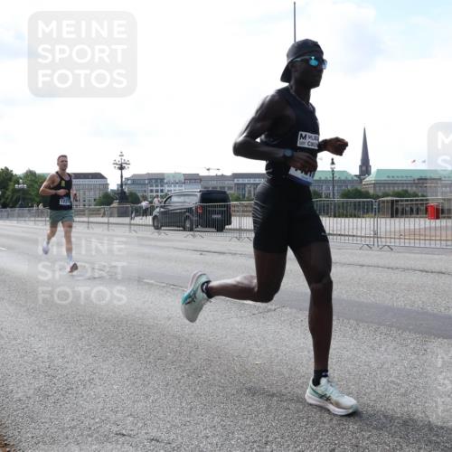 29.06.2025 - hella hamburg halbmarathon Lena Gebhardt http://msf.ph/oto/8416222 29.06.2025 09:40:30 Lombardsbrücke 5253, 12373, 34, 35, 52, 54, 2144, 2659, 3720, 5253, 6530, 6816, 9151, 9255, 9447, 9475, 10650, 11210, 11829, 12373, 12678, 14302, 14717, 15495, 16068, 16120, 16245, 16988, 18930, 19075 meine-sportfotos.de