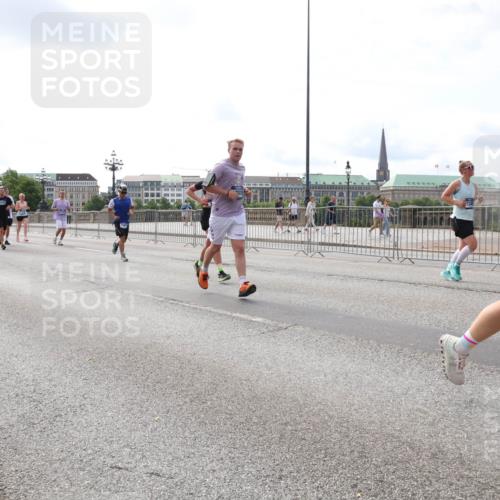 29.06.2025 - hella hamburg halbmarathon Lena Gebhardt http://msf.ph/oto/8416228 29.06.2025 10:17:43 Lombardsbrücke 1274, 2683, 113, 1015, 1159, 1160, 1204, 1274, 1458, 1477, 1622, 1641, 1749, 1795, 2094, 2259, 2305, 2548, 2860, 3138, 3292, 3802, 3803, 4194, 4218, 4852, 5002, 5004, 5290, 5611, 5733, 6126, 6128, 6254, 6336, 6352, 6520, 6522, 6786, 7011, 7094, 7258, 7291, 7410, 7413, 7445, 7566, 7641, 7647, 7649, 7844, 7945, 8128, 8144, 8210, 8309, 8351, 8433, 8607, 8799, 8895, 9152, 9259, 9400, 9717, 9734, 9798, 9848, 9964, 10174, 10332, 10509 meine-sportfotos.de