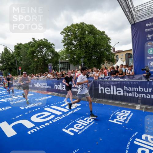 29.06.2025 - hella hamburg halbmarathon Zöllner http://msf.ph/oto/8416233 29.06.2025 10:49:55 Ziel 2540, 4017, 5460, 8454, 8455, 9126, 9200, 9491, 9597, 11975, 12527, 12733, 13463, 16732, 16800, 16887, 19109, 19122 meine-sportfotos.de