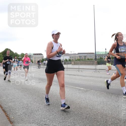 29.06.2025 - hella hamburg halbmarathon Lena Gebhardt http://msf.ph/oto/8416236 29.06.2025 10:51:43 Lombardsbrücke 7841, 5717, 5716, 1418, 1617, 1997, 2202, 2308, 2380, 2484, 2485, 2593, 2736, 2778, 3240, 3991, 4598, 4606, 4652, 4748, 4808, 4878, 5291, 5357, 5394, 5534, 5716, 5717, 6007, 6091, 6604, 6885, 6945, 6947, 6954, 6961, 7682, 7769, 7841, 7871, 7992, 8040, 8125, 8399, 8621, 8672, 9220, 9340, 9462, 9582, 9583, 9590, 9594, 9673, 9763, 10496, 10521, 10533, 10693, 10830, 11034, 11101, 11268, 11575, 11875, 12065 meine-sportfotos.de