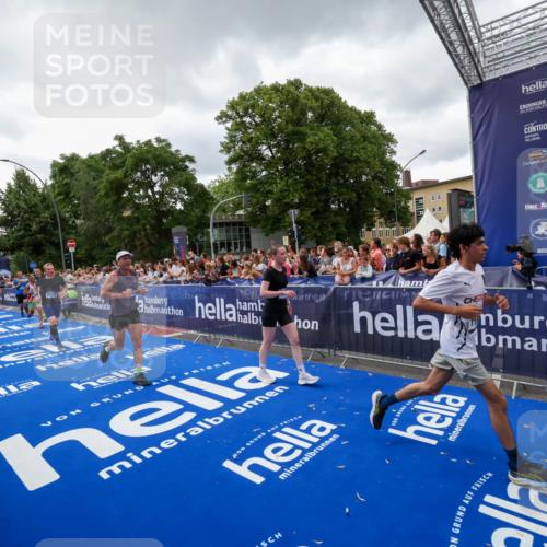 29.06.2025 - hella hamburg halbmarathon Zöllner http://msf.ph/oto/8416242 29.06.2025 10:49:56 Ziel 2540, 4017, 5460, 8454, 8455, 9126, 9200, 9491, 9597, 11975, 12527, 12733, 13463, 16716, 16732, 16800, 16887, 19109, 19122 meine-sportfotos.de