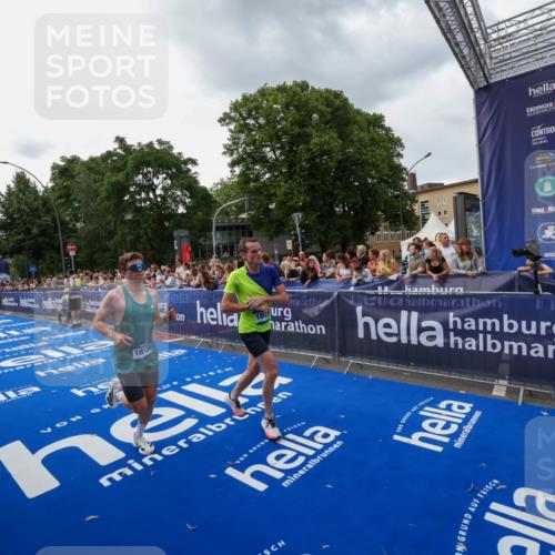 29.06.2025 - hella hamburg halbmarathon Zöllner http://msf.ph/oto/8416250 29.06.2025 10:27:25 Ziel 14019, 15136, 15576, 18037, 18124 meine-sportfotos.de