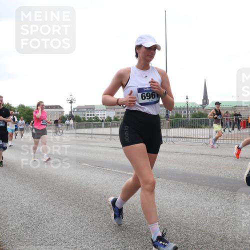 29.06.2025 - hella hamburg halbmarathon Lena Gebhardt http://msf.ph/oto/8416255 29.06.2025 10:51:43 Lombardsbrücke 7841, 696, 1418, 1617, 1997, 2202, 2308, 2380, 2484, 2485, 2593, 2736, 2778, 3240, 3991, 4598, 4606, 4652, 4748, 4808, 4878, 5291, 5357, 5394, 5534, 5716, 5717, 6007, 6091, 6604, 6885, 6945, 6947, 6954, 6961, 7682, 7769, 7841, 7871, 7992, 8040, 8125, 8399, 8621, 8672, 9220, 9340, 9462, 9582, 9583, 9590, 9594, 9673, 9763, 10496, 10521, 10533, 10693, 10830, 11034, 11101, 11268, 11575, 11875, 12065 meine-sportfotos.de