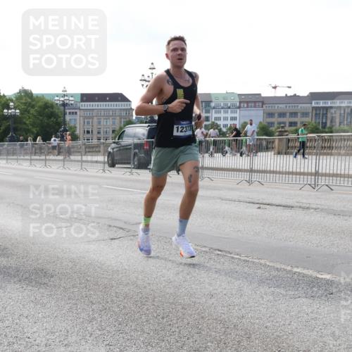 29.06.2025 - hella hamburg halbmarathon Lena Gebhardt http://msf.ph/oto/8416261 29.06.2025 09:40:30 Lombardsbrücke 68, 5253, 12373, 34, 35, 52, 54, 2144, 2659, 3720, 5253, 6530, 6816, 9151, 9255, 9447, 9475, 10650, 11210, 11829, 12373, 12678, 14302, 14717, 15495, 16068, 16120, 16245, 16988, 18930, 19075 meine-sportfotos.de
